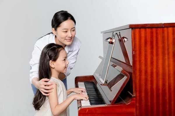 钢琴陪练家教（钢琴陪练老师一般多少钱）