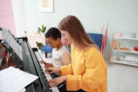 教钢琴的女家教下载（钢琴老师做家教）